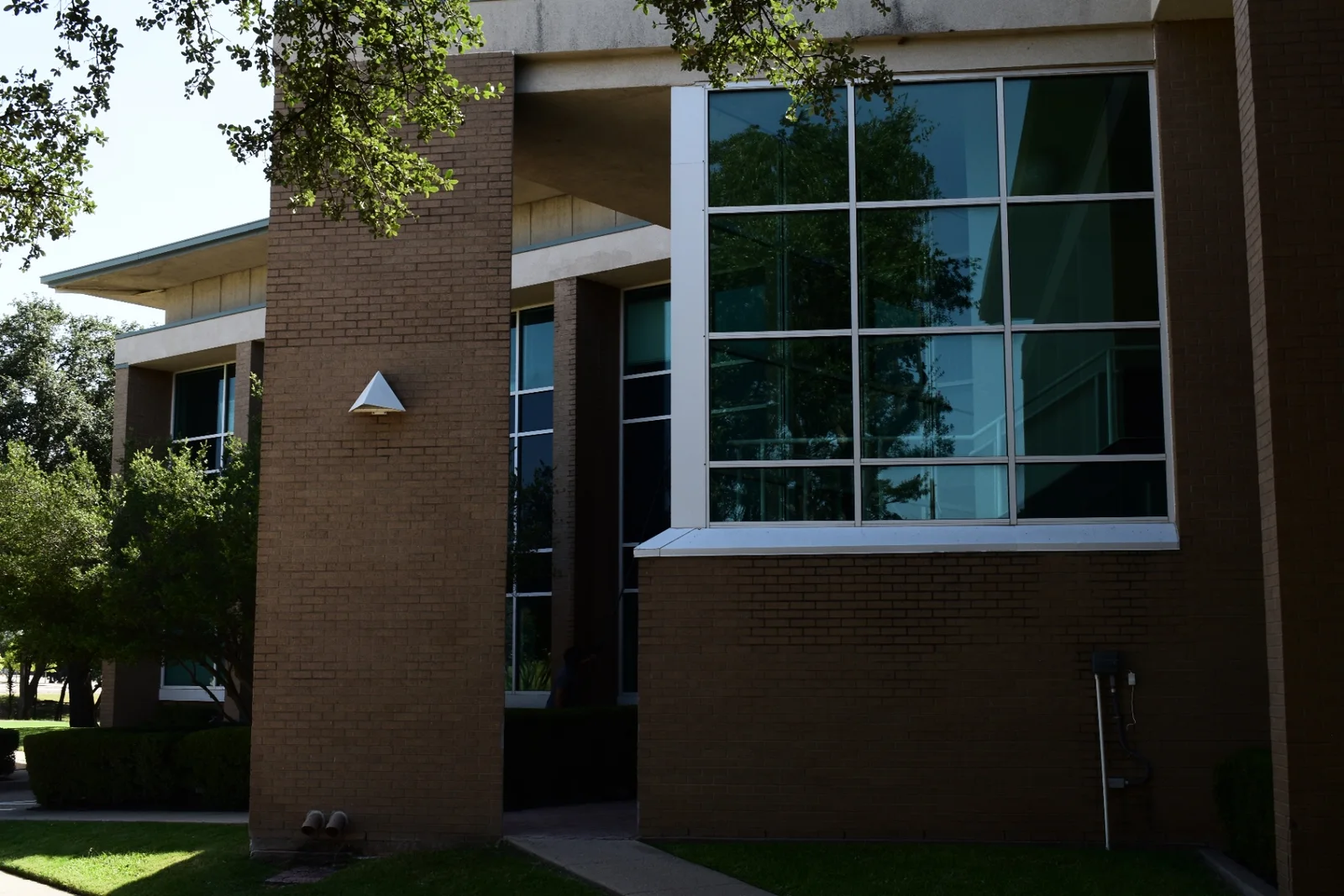 Clean multi-story commercial windows after professional service in Dallas-Fort Worth